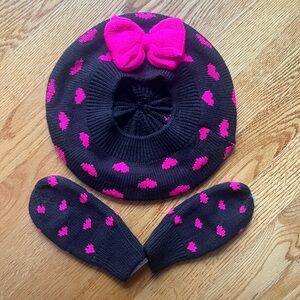 Beret with bow and mittens set.